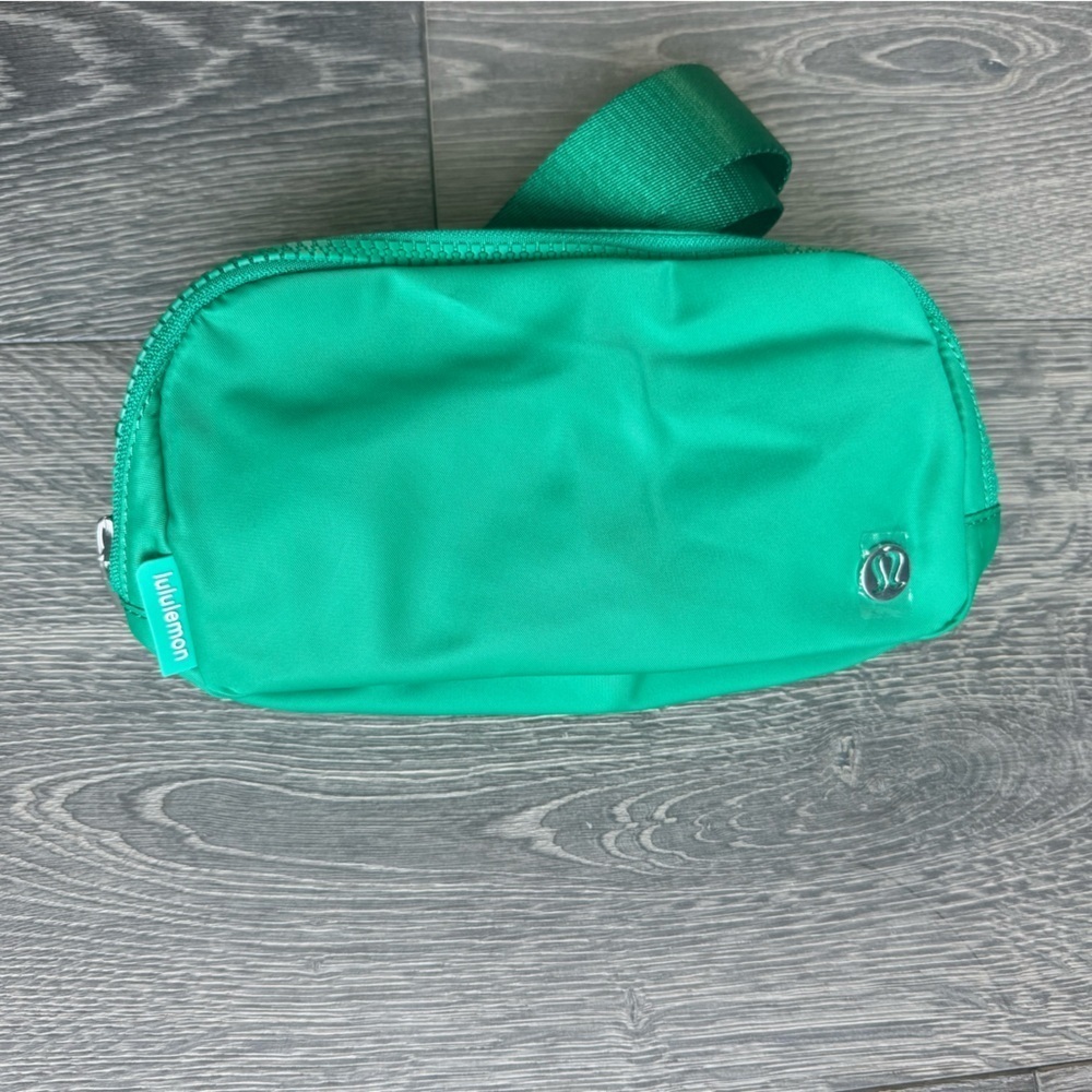 Lululemon Everywhere Belt Bag in Emerald Ice